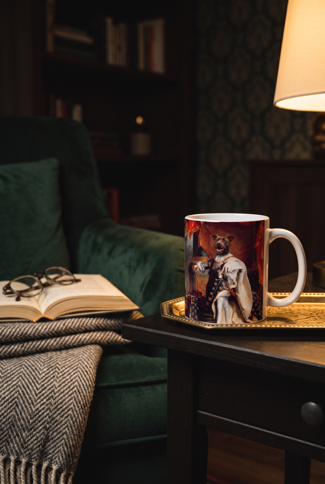 Tasse mit Hund als Sonnenkönig auf goldenem Tablett neben dem Samtsessel
