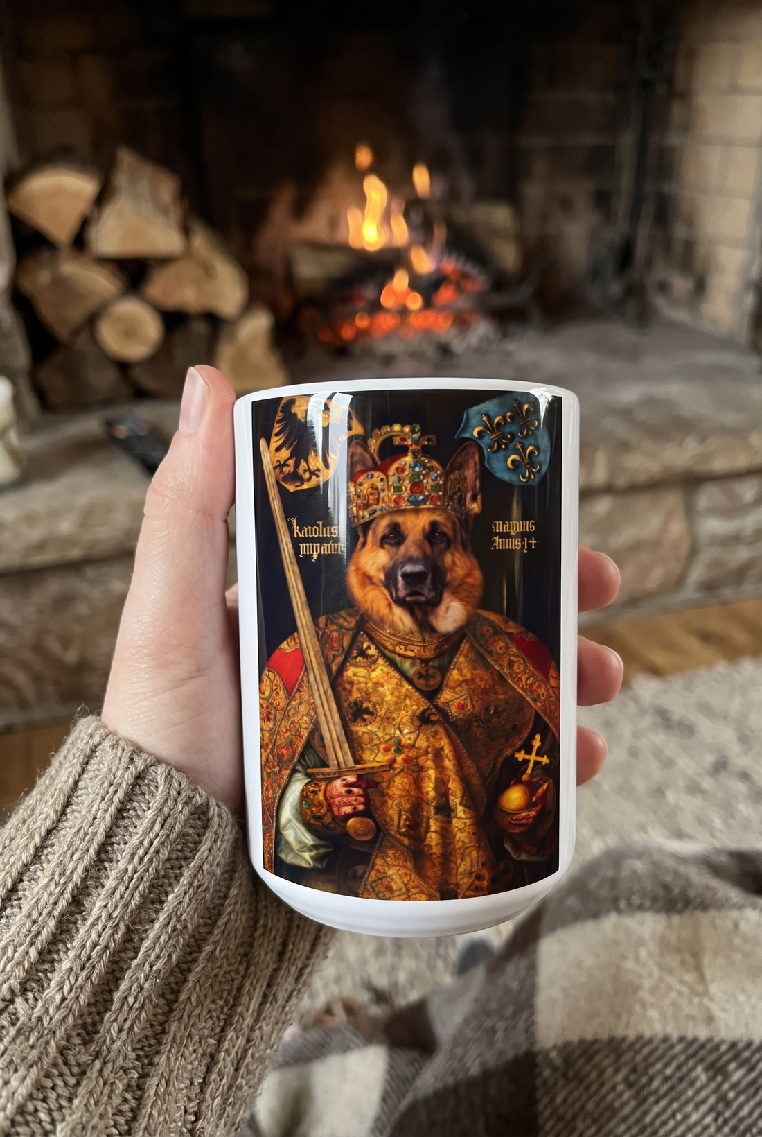 Personalisierte Tasse mit Hund als Kaiser in der Hand vor dem Kamin