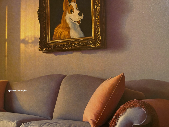 Adelsportrait eines Hundes als gerahmte Leinwand ueber einem gemuetlichen Sofa im Wohnzimmer