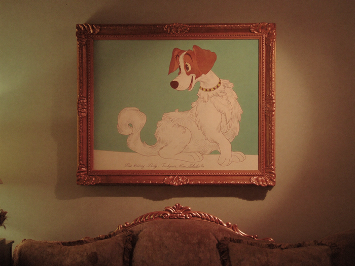 Barockstil-Portrait als goldgerahmte Leinwand über einem Sofa im Wohnzimmer