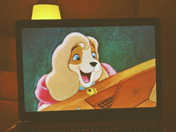 Digitales Haustierportrait auf einem Laptop-Bildschirm an einem gemütlichen Schreibtisch, Disney-Illustration