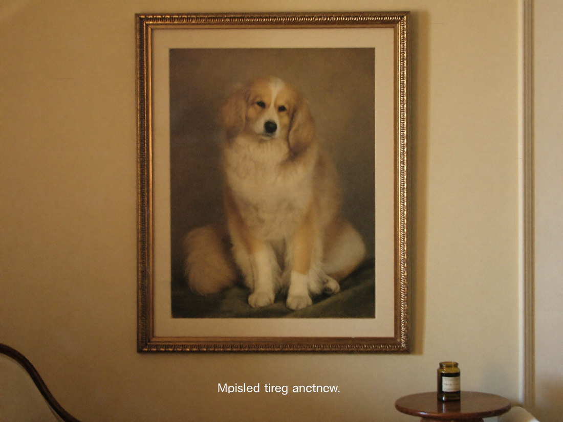 Gemuetliche Wohnzimmerecke mit einem royalen Hundeportrait als Leinwand ueber einem kleinen Tisch mit Kerze