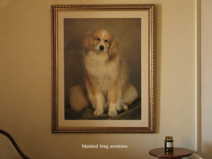 Gemuetliche Wohnzimmerecke mit einem royalen Hundeportrait als Leinwand ueber einem kleinen Tisch mit Kerze