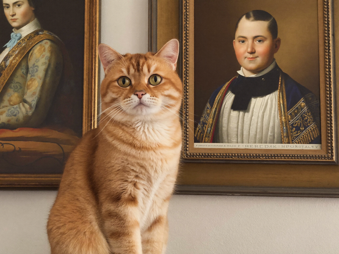 Katze sitzt stolz neben ihrem royalen Portrait als Leinwand im Wohnzimmer, perfekte Geschenkidee fuer Katzenliebhaber