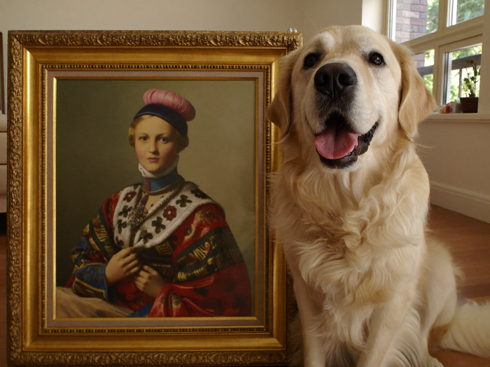Gluecklicher Golden Retriever neben seinem royalen Portrait im Koenigsstil im gemuetlichen Wohnzimmer