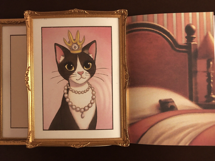 Kaiserinstil-Portrait einer Katze mit Perlenschmuck als gerahmte Leinwand im Schlafzimmer