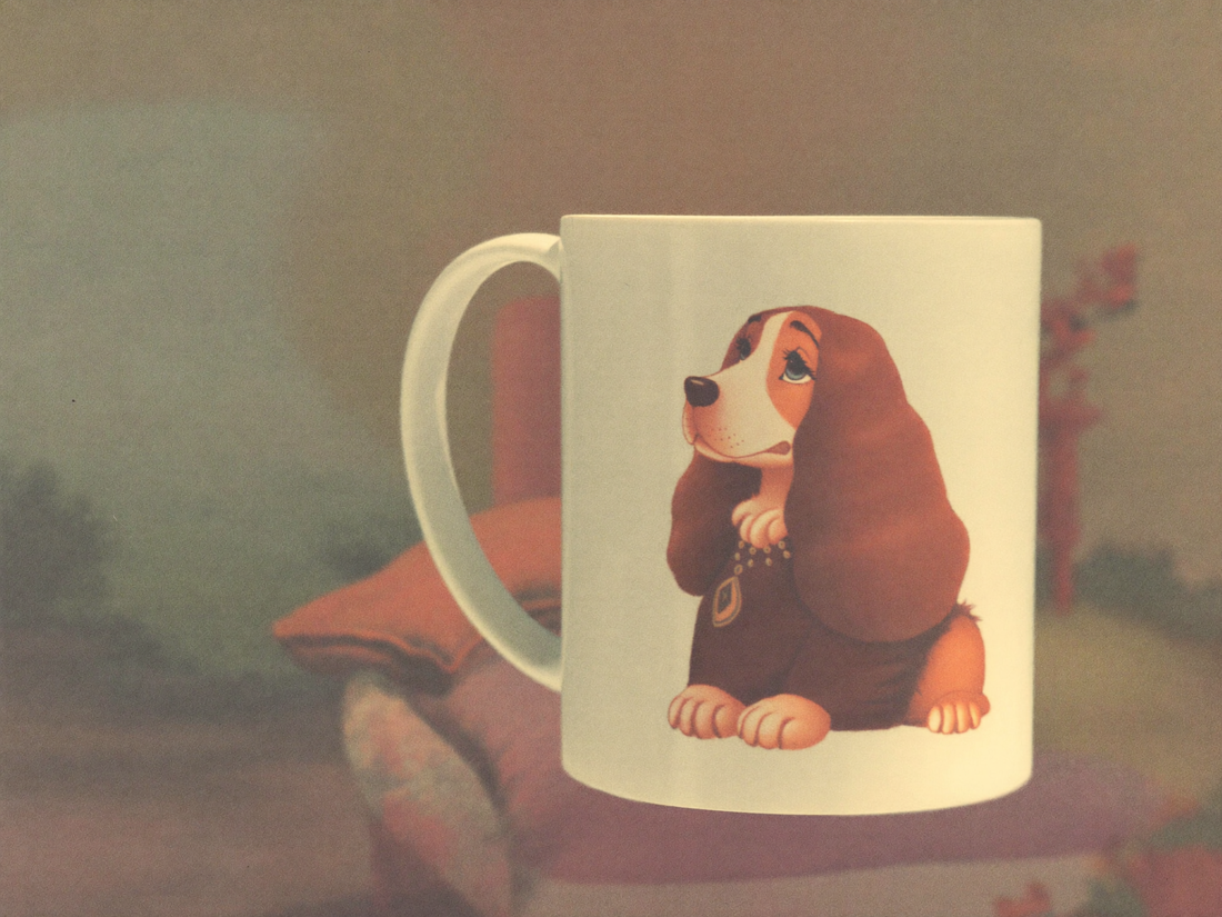 Kaiserstil-Motiv auf einer Tasse auf einem gemütlichen Kaffeetisch, Disney-Storybook-Illustration