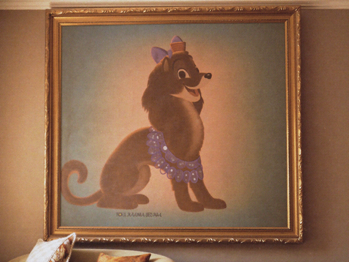 Grosser gerahmter Leinwanddruck eines royalen Haustierportraits im Wohnzimmer, Disney-Illustration