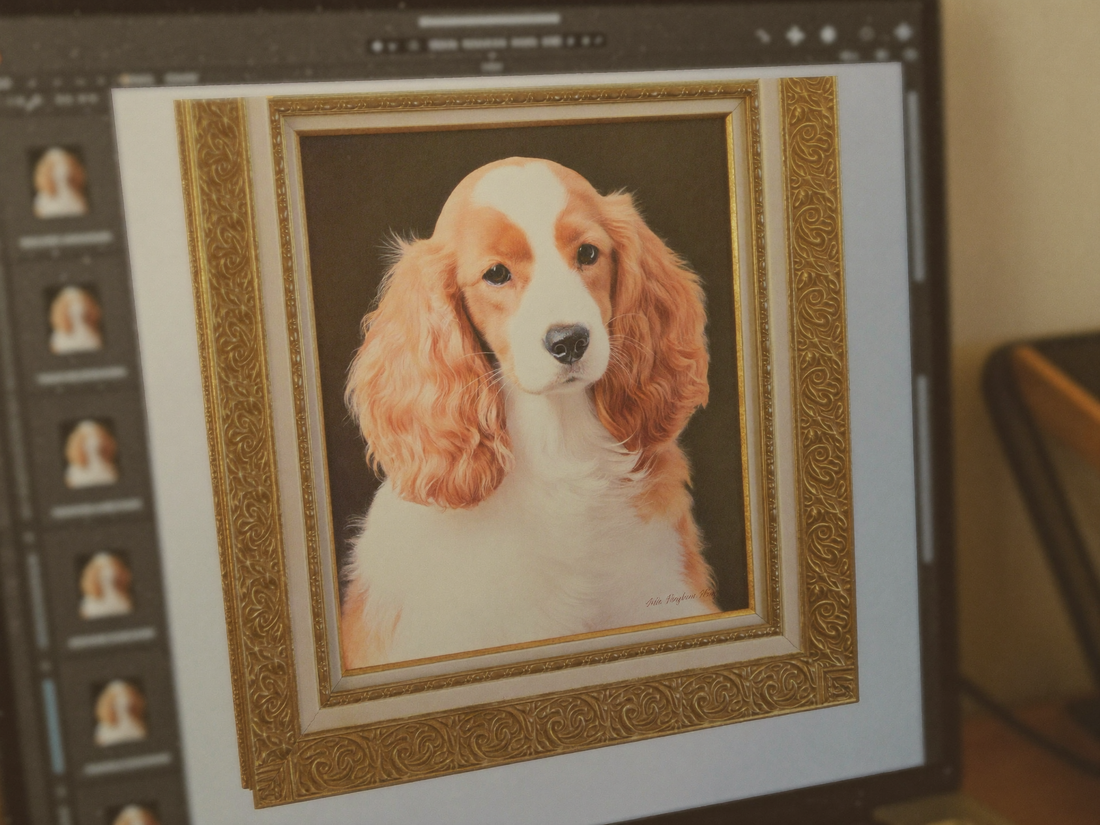 Fertiges royales Portrait an der Wand neben einem Laptop mit einer Bildbearbeitungsoberflaeche