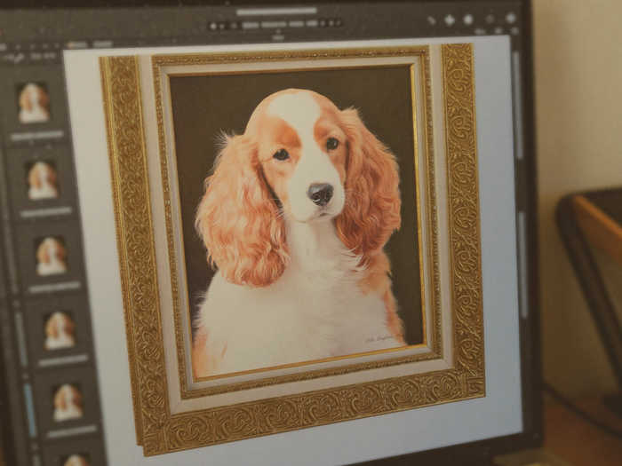 Fertiges royales Portrait an der Wand neben einem Laptop mit einer Bildbearbeitungsoberflaeche