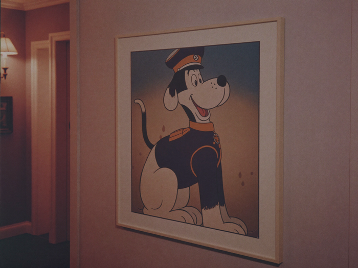Uniformportrait als Leinwand im Flur bei Abendstimmung, Disney-Storybook-Illustration
