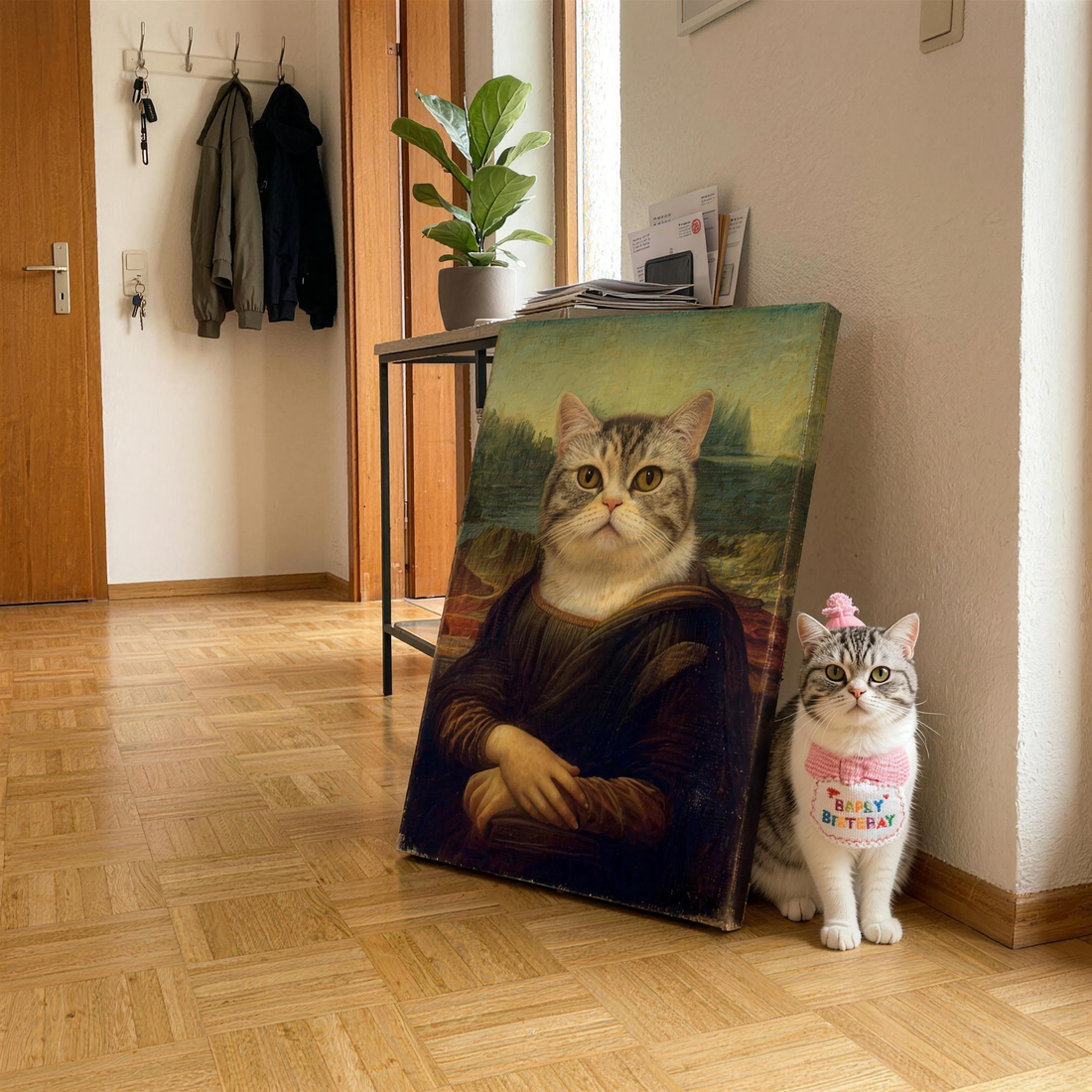 Haustier Gemälde Mona Lisa auf Leinwand im Flur - Katze auf dem Boden neben dem Bild