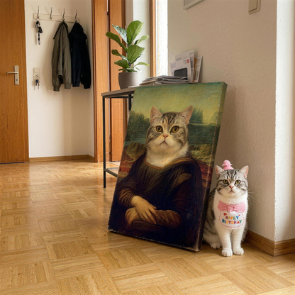 Mona Lisa Katzenportrait auf Leinwand im Flur – Geburtstagskatze auf dem Boden neben dem Bild