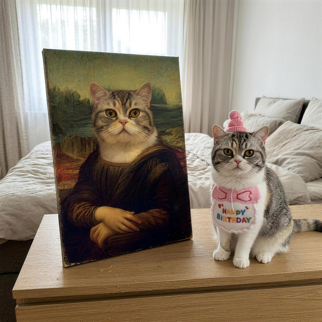 Haustier Gemälde Mona Lisa auf Leinwand im Schlafzimmer - Katze neben dem Bild auf der Kommode