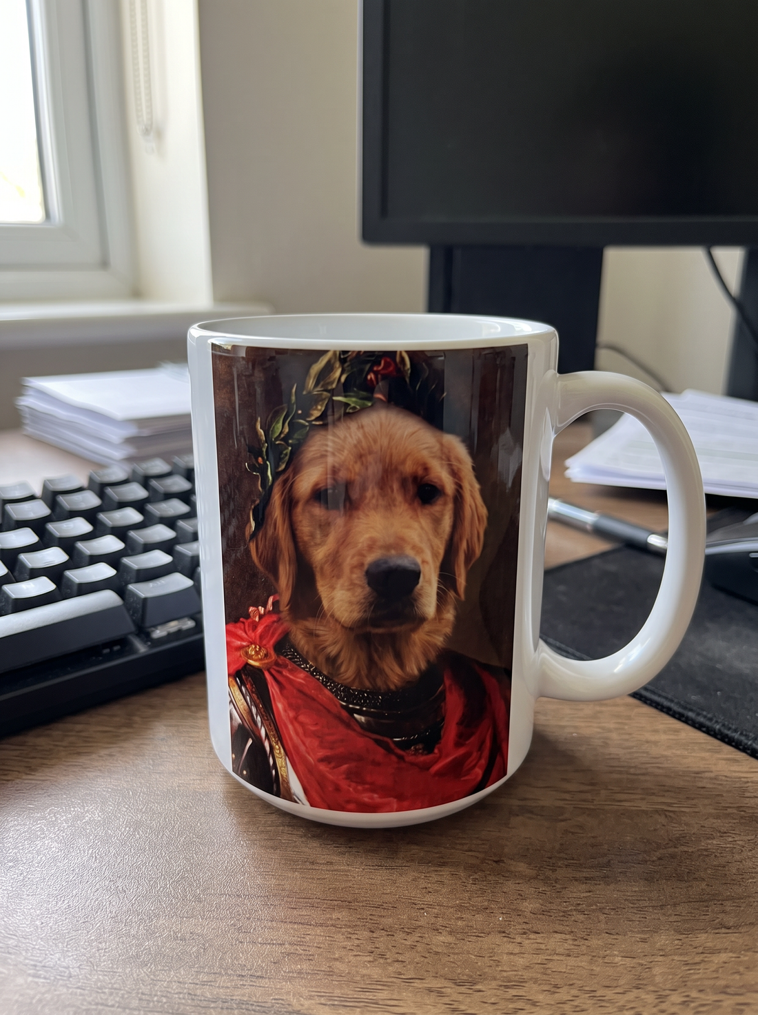 Hundetasse Römischer Kaiser auf dem Schreibtisch neben der Tastatur
