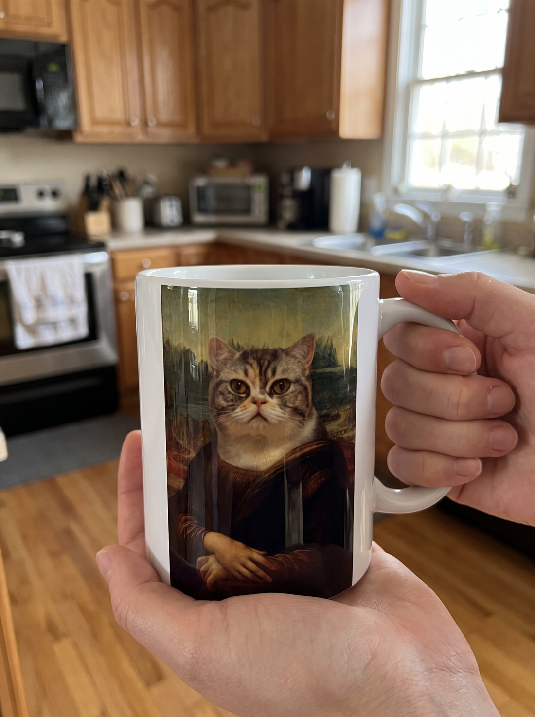 Katzentasse Mona Lisa in der Hand gehalten