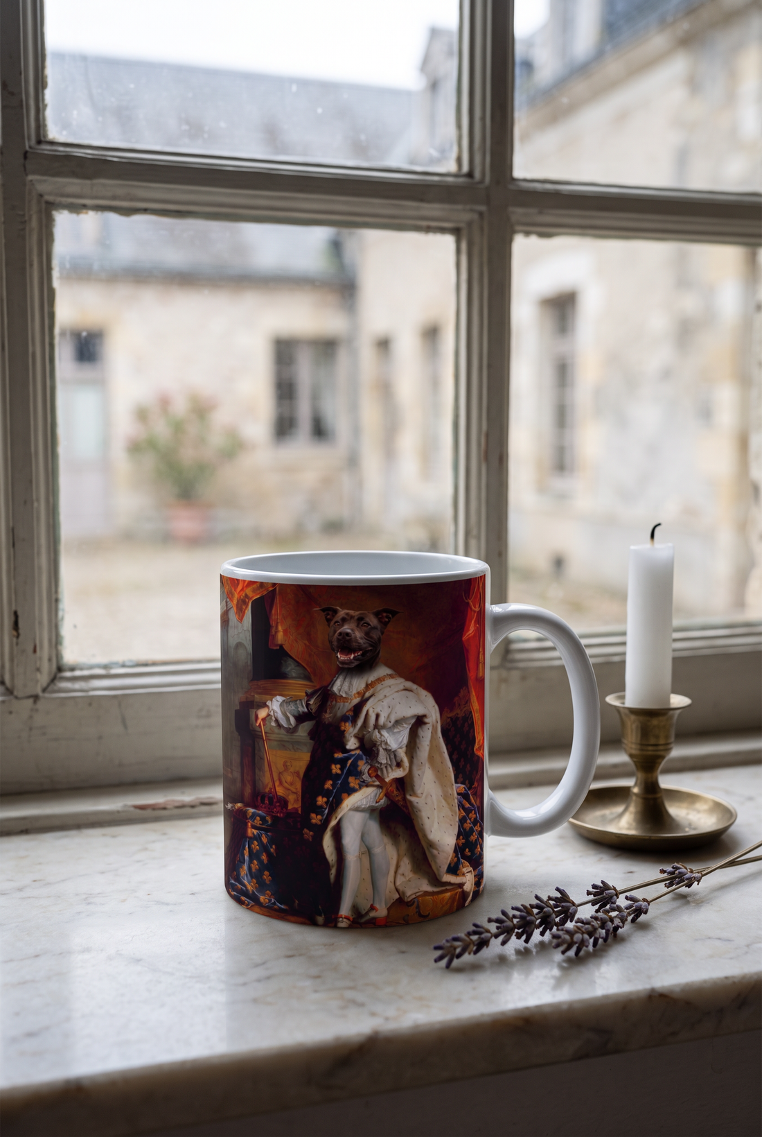 Tasse mit Hund als Sonnenkönig auf der Marmorfensterbank mit Messingleuchter