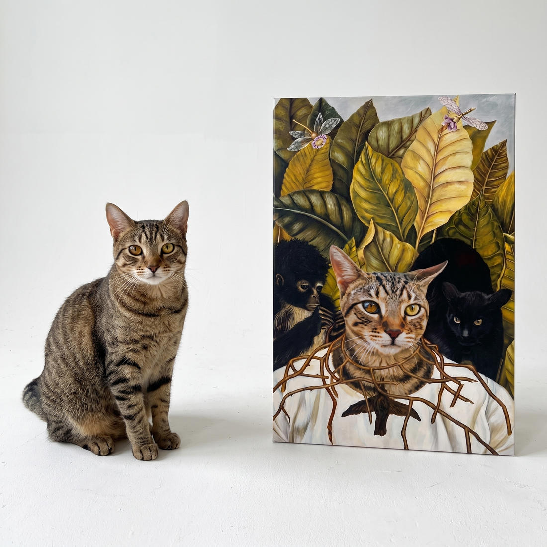Katzenbild bunt auf Leinwand nach Foto - echte Katze neben ihrem bunten Portrait
