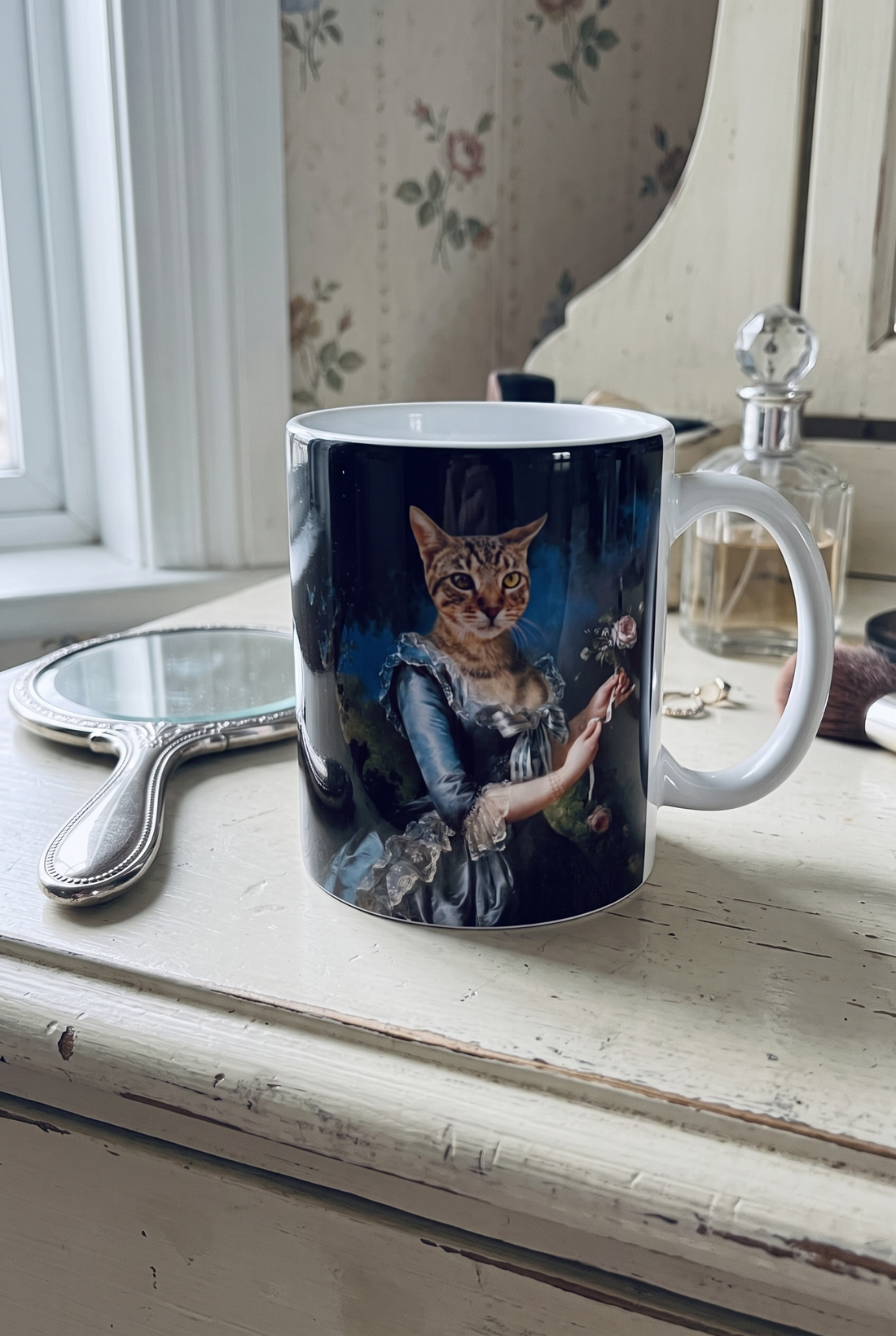 Personalisierte Tasse mit Katze als Prinzessin auf einem Frisiertisch mit Handspiegel