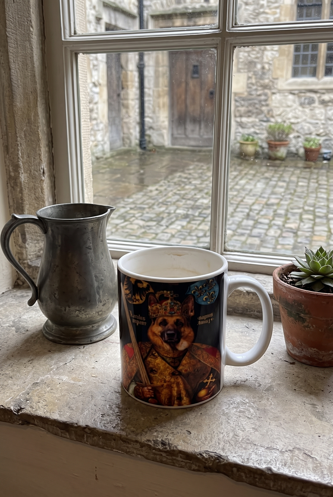 Personalisierte Tasse mit Hund als Kaiser auf einer Fensterbank neben einem Zinnkrug